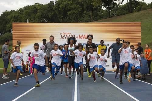 Feras nacionais e internacionais do atletismo também se divertiram e brincaram com crianças do projeto Atleta do Futuro - SESI Cidadania. Disputas começam neste sábado, dia 4, às 11h / Foto: Thiago Diz